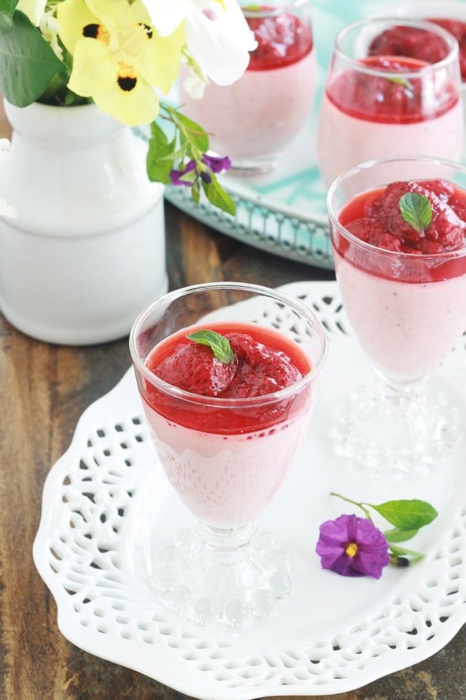 Délicieuse panna cotta aux fraises parfumées à la vanille : ici le coulis de fraises est utilisé deux fois - une fois pour le mélanger avec la crème avant de laisser prendre au frigo, et une deuxième fois pour napper. Ce qui en fait un dessert doublement fruité. C’est un régal, il vous convient si vous aimez les fruits. Et c’est bon pour les personnes allergiques aux oeufs, puisque la panna cotta ne contient pas d’oeufs.