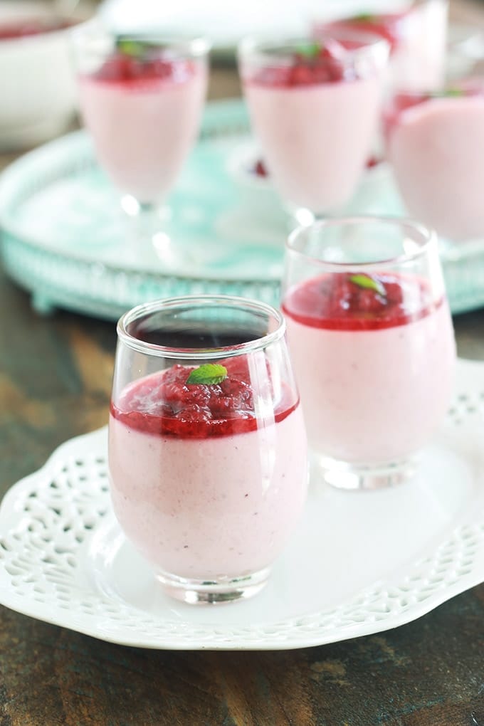 Délicieuse panna cotta aux fraises parfumées à la vanille : ici le coulis de fraises est utilisé deux fois - une fois pour le mélanger avec la crème avant de laisser prendre au frigo, et une deuxième fois pour napper. Ce qui en fait un dessert doublement fruité. C’est un régal, il vous convient si vous aimez les fruits. Et c’est bon pour les personnes allergiques aux oeufs, puisque la panna cotta ne contient pas d’oeufs.