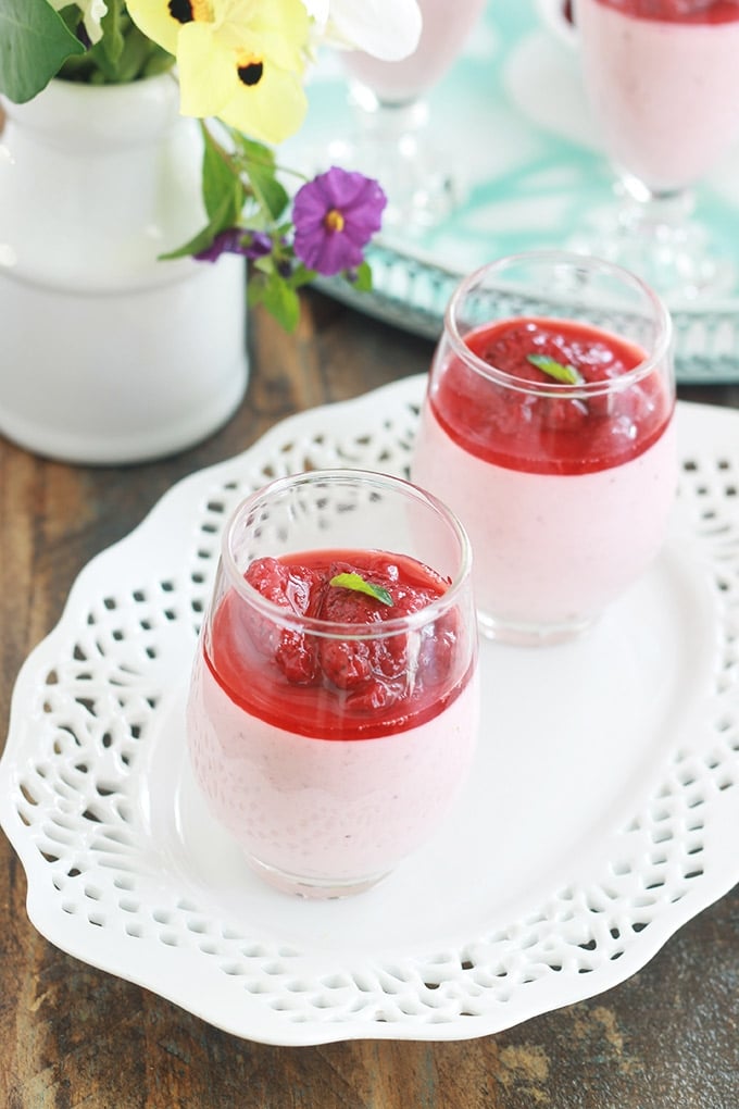 Délicieuse panna cotta aux fraises parfumées à la vanille : ici le coulis de fraises est utilisé deux fois - une fois pour le mélanger avec la crème avant de laisser prendre au frigo, et une deuxième fois pour napper. Ce qui en fait un dessert doublement fruité. C’est un régal, il vous convient si vous aimez les fruits. Et c’est bon pour les personnes allergiques aux oeufs, puisque la panna cotta ne contient pas d’oeufs.