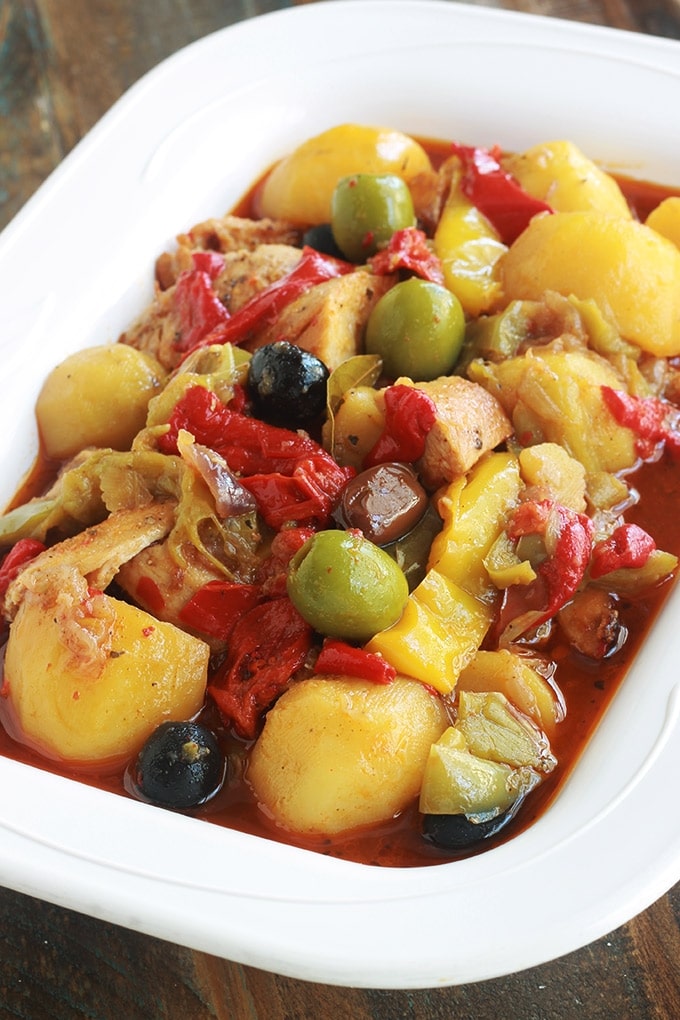 Poulet Aux Poivrons Pommes De Terre Et Olives En Sauce Tomate