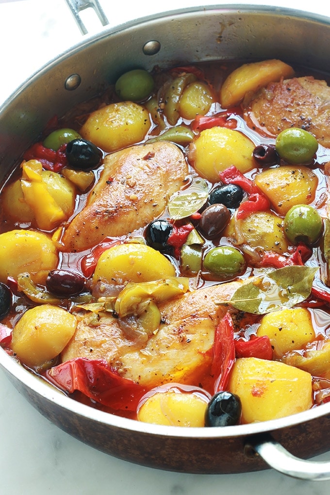 Vous allez vous lécher les doigts avec ce plat si simple mais tellement savoureux. Composé de blancs ou escalopes de poulet, des poivrons, pommes de terre et oignons. Un plat de poulet et légumes mijotés, très facile à faire et rapide. Accompagné de pain, ça vous fait un plat complet épicé plein de saveur.