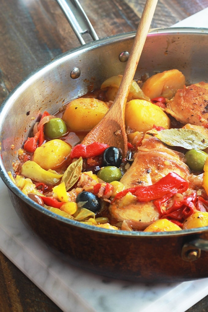 Vous allez vous lécher les doigts avec ce plat si simple mais tellement savoureux. Composé de blancs ou escalopes de poulet, des poivrons, pommes de terre et oignons. Un plat de poulet et légumes mijotés, très facile à faire et rapide. Accompagné de pain, ça vous fait un plat complet épicé plein de saveur.