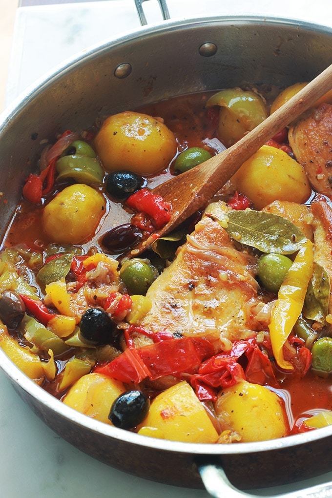 Vous allez vous lécher les doigts avec ce plat si simple mais tellement savoureux. Composé de blancs ou escalopes de poulet, des poivrons, pommes de terre et oignons. Un plat de poulet et légumes mijotés, très facile à faire et rapide. Accompagné de pain, ça vous fait un plat complet épicé plein de saveur.