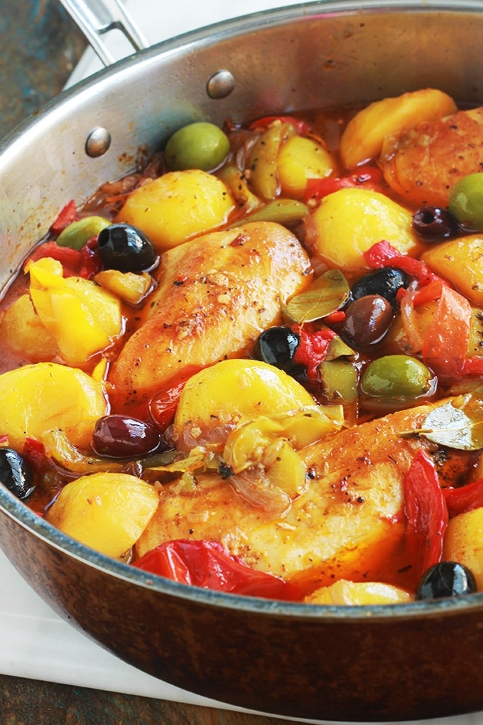 Vous allez vous lécher les doigts avec ce plat si simple mais tellement savoureux. Composé de blancs ou escalopes de poulet, des poivrons, pommes de terre et oignons. Un plat de poulet et légumes mijotés, très facile à faire et rapide. Accompagné de pain, ça vous fait un plat complet épicé plein de saveur.