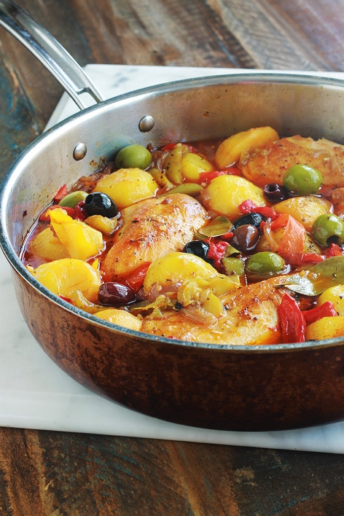 Vous allez vous lécher les doigts avec ce plat si simple mais tellement savoureux. Composé de blancs ou escalopes de poulet, des poivrons, pommes de terre et oignons. Un plat de poulet et légumes mijotés, très facile à faire et rapide. Accompagné de pain, ça vous fait un plat complet épicé plein de saveur.