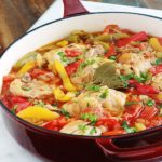 Recette du poulet basquaise sans vin blanc et sans jambon. Des cuisses de poulet cuites en cocotte, avec une sauce aux poivrons, tomates, oignons, ail, épices et aromates. Ce plat est facile à faire et savoureux. Il peut être accompagné de riz, pommes de terre, pâtes...