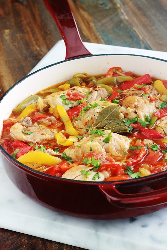 Recette du poulet basquaise sans vin blanc et sans jambon. Des cuisses de poulet cuites en cocotte, avec une sauce aux poivrons, tomates, oignons, ail, épices et aromates. Ce plat est facile à faire et savoureux. Il peut être accompagné de riz, pommes de terre, pâtes... 