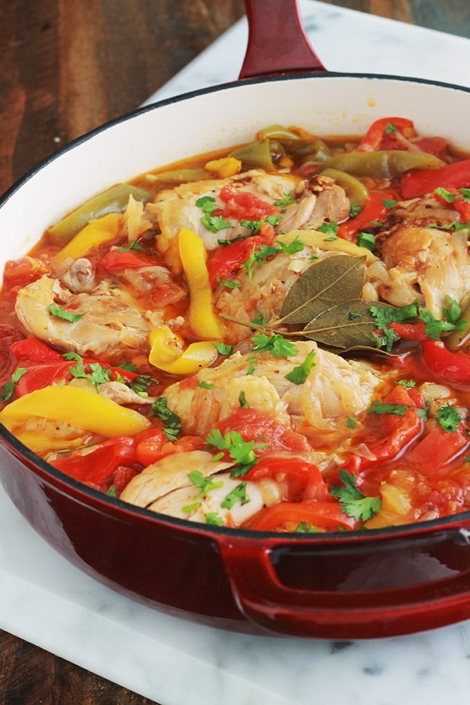 Recette du poulet basquaise sans vin blanc et sans jambon. Des cuisses de poulet cuites en cocotte, avec une sauce aux poivrons, tomates, oignons, ail, épices et aromates. Ce plat est facile à faire et savoureux. Il peut être accompagné de riz, pommes de terre, pâtes... 