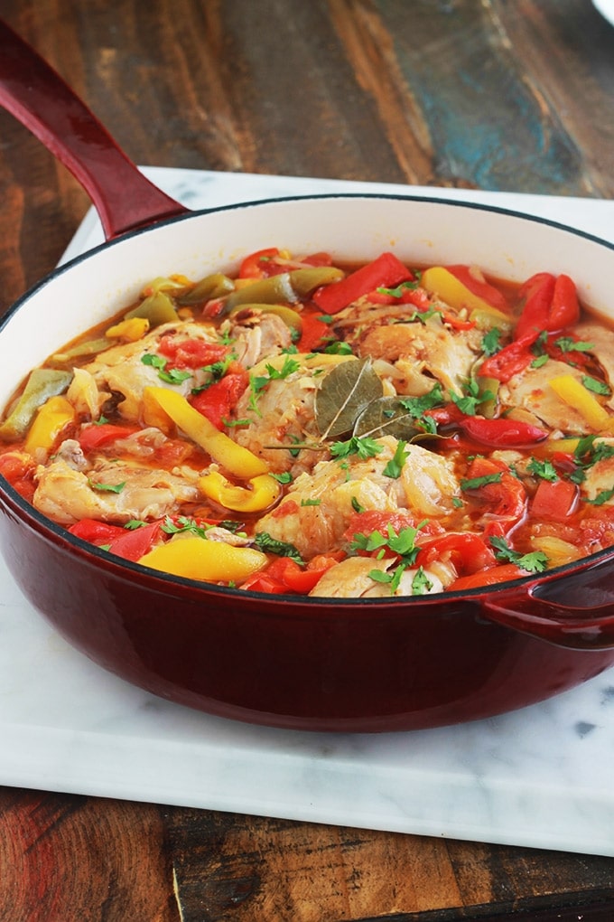 Recette du poulet basquaise sans vin blanc et sans jambon. Des cuisses de poulet cuites en cocotte, avec une sauce aux poivrons, tomates, oignons, ail, épices et aromates. Ce plat est facile à faire et savoureux. Il peut être accompagné de riz, pommes de terre, pâtes... 