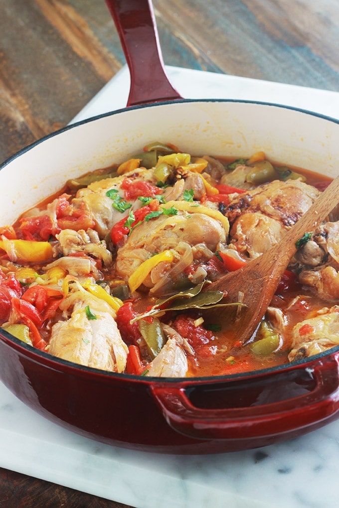 Recette du poulet basquaise sans vin blanc et sans jambon. Des cuisses de poulet cuites en cocotte, avec une sauce aux poivrons, tomates, oignons, ail, épices et aromates. Ce plat est facile à faire et savoureux. Il peut être accompagné de riz, pommes de terre, pâtes... 