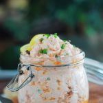 Délicieuses rillettes de saumon surgelé sans beurre, avec du fromage frais. Très faciles et rapides à faire comme toutes les rillettes de poisson. Evidemment vous pouvez utiliser du saumon frais, mais du saumon surgelé de bonne qualité est tout aussi bon et surtout plus économique.