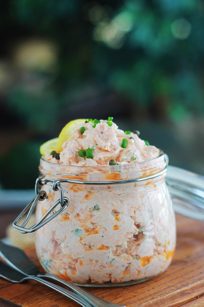 Délicieuses rillettes de saumon surgelé sans beurre, avec du fromage frais. Très faciles et rapides à faire comme toutes les rillettes de poisson. Evidemment vous pouvez utiliser du saumon frais, mais du saumon surgelé de bonne qualité est tout aussi bon et surtout plus économique.