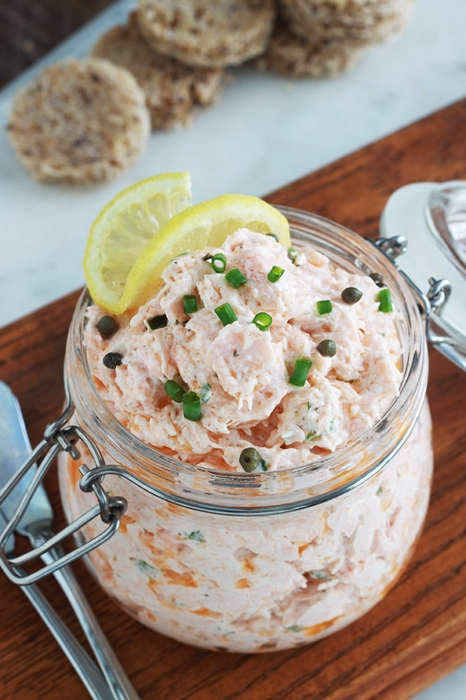 Délicieuses rillettes de saumon surgelé sans beurre, avec du fromage frais. Très faciles et rapides à faire comme toutes les rillettes de poisson. Evidemment vous pouvez utiliser du saumon frais, mais du saumon surgelé de bonne qualité est tout aussi bon et surtout plus économique.