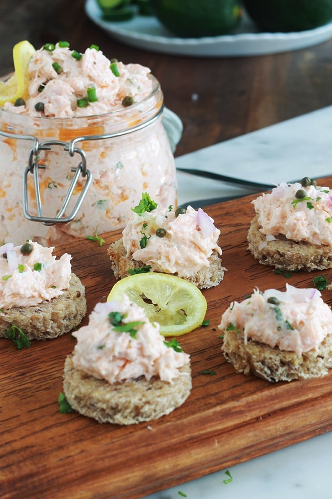 Délicieuses rillettes de saumon surgelé sans beurre, avec du fromage frais. Très faciles et rapides à faire comme toutes les rillettes de poisson. Evidemment vous pouvez utiliser du saumon frais, mais du saumon surgelé de bonne qualité est tout aussi bon et surtout plus économique.