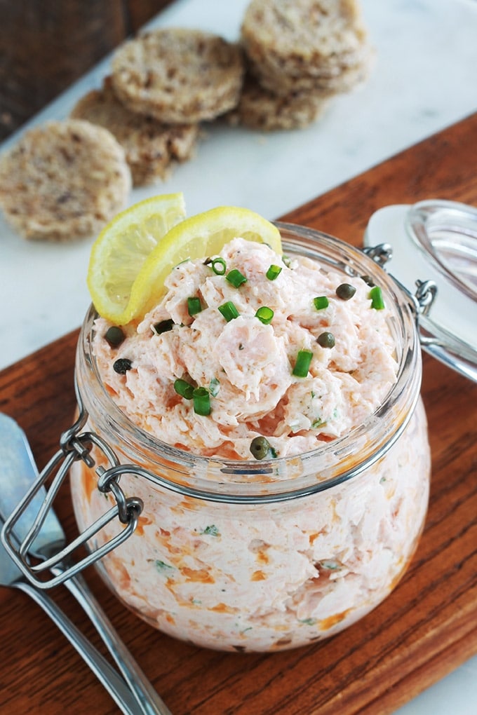 Délicieuses rillettes de saumon surgelé sans beurre, avec du fromage frais. Très faciles et rapides à faire comme toutes les rillettes de poisson. Evidemment vous pouvez utiliser du saumon frais, mais du saumon surgelé de bonne qualité est tout aussi bon et surtout plus économique.