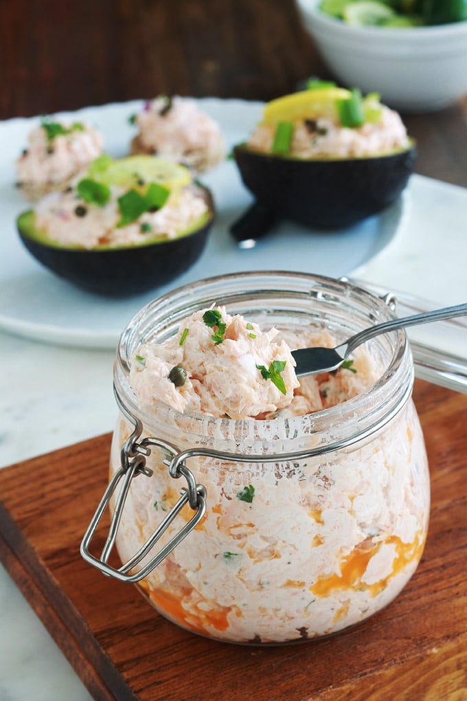 Délicieuses rillettes de saumon surgelé sans beurre, avec du fromage frais. Très faciles et rapides à faire comme toutes les rillettes de poisson. Evidemment vous pouvez utiliser du saumon frais, mais du saumon surgelé de bonne qualité est tout aussi bon et surtout plus économique.