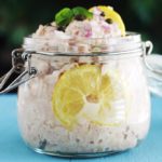 Délicieuses rillettes de thon au fromage frais. Une recette facile et très rapide. Du thon en boîte, fromage frais, jus de citron, échalote, un peu d’huile d’olive et des aromates. Sans mayonnaise et sans beurre. Pour l’apéro ou en entrée, mais aussi comme base pour des plats rapides froids (avec des pâtes par ex.) Faites vos rillettes de thon maison, elles sont plus économiques et sans les nombreux additifs douteux des rillettes du commerce.