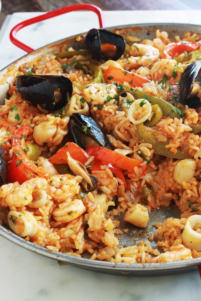 Apprenez à faire ce plat complet de riz aux fruits de mer surgelés et légumes, ça vous simplifiera la vie ! C’est facile et vraiment savoureux. Le plus, est que vous pouvez l’adapter de mille et une façons! Varier les fruits de mer, mettez du poulet, variez les légumes, etc. Vous pouvez même remplacer le riz par du boulgour ou du quinoa pour une version encore plus saine.