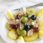 Délicieuse salade de pommes de terre au thon toute simple, avec des oeufs durs , des olives et une vinaigrette à la moutarde, sans mayonnaise. C’est une recette économique, facile et rapide. Vous pouvez la servir tiède ou froide, en entrée, plat d’accompagnement ou même en plat principal.