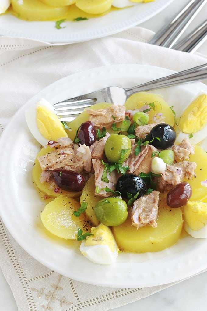 Délicieuse salade de pommes de terre au thon toute simple, avec des oeufs durs , des olives et une vinaigrette à la moutarde, sans mayonnaise. C’est une recette économique, facile et rapide. Vous pouvez la servir tiède ou froide, en entrée, plat d’accompagnement ou même en plat principal.