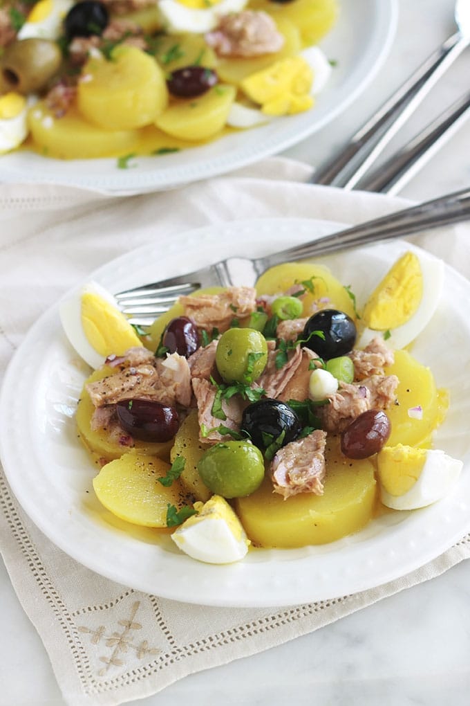 Délicieuse salade de pommes de terre au thon toute simple, avec des oeufs durs , des olives et une vinaigrette à la moutarde, sans mayonnaise. C’est une recette économique, facile et rapide. Vous pouvez la servir tiède ou froide, en entrée, plat d’accompagnement ou même en plat principal.