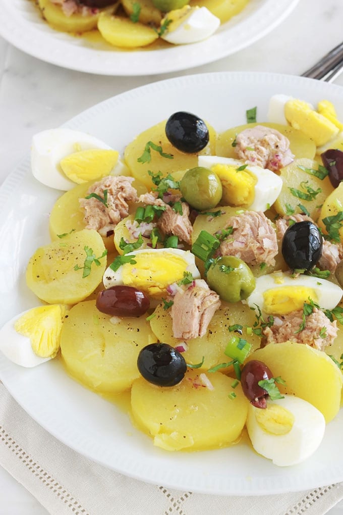 Délicieuse salade de pommes de terre au thon toute simple, avec des oeufs durs , des olives et une vinaigrette à la moutarde, sans mayonnaise. C’est une recette économique, facile et rapide. Vous pouvez la servir tiède ou froide, en entrée, plat d’accompagnement ou même en plat principal.