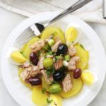 Délicieuse salade de pommes de terre au thon toute simple, avec des oeufs durs , des olives et une vinaigrette à la moutarde, sans mayonnaise. C’est une recette économique, facile et rapide. Vous pouvez la servir tiède ou froide, en entrée, plat d’accompagnement ou même en plat principal.