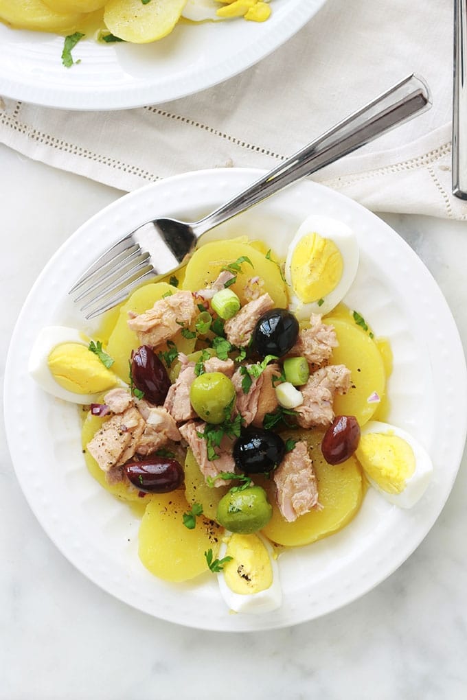 Délicieuse salade de pommes de terre au thon toute simple, avec des oeufs durs , des olives et une vinaigrette à la moutarde, sans mayonnaise. C’est une recette économique, facile et rapide. Vous pouvez la servir tiède ou froide, en entrée, plat d’accompagnement ou même en plat principal.