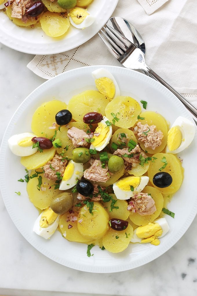 Délicieuse salade de pommes de terre au thon toute simple, avec des oeufs durs , des olives et une vinaigrette à la moutarde, sans mayonnaise. C’est une recette économique, facile et rapide. Vous pouvez la servir tiède ou froide, en entrée, plat d’accompagnement ou même en plat principal.