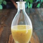 Sauce vinaigrette classique pour salades : la recette de base et ses variantes. Faites vos vinaigrette maison. Elles sont rapides, économiques et sans les ingrédients douteux qu’on ajoute souvent dans les sauces du commerce. Et vous pouvez les adapter en fonction de vos goûts ou les alléger si vous faites un régime.