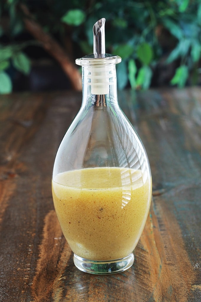 Sauce vinaigrette classique pour salades : la recette de base et ses variantes. Faites vos vinaigrette maison. Elles sont rapides, économiques et sans les ingrédients douteux qu’on ajoute souvent dans les sauces du commerce. Et vous pouvez les adapter en fonction de vos goûts ou les alléger si vous faites un régime.