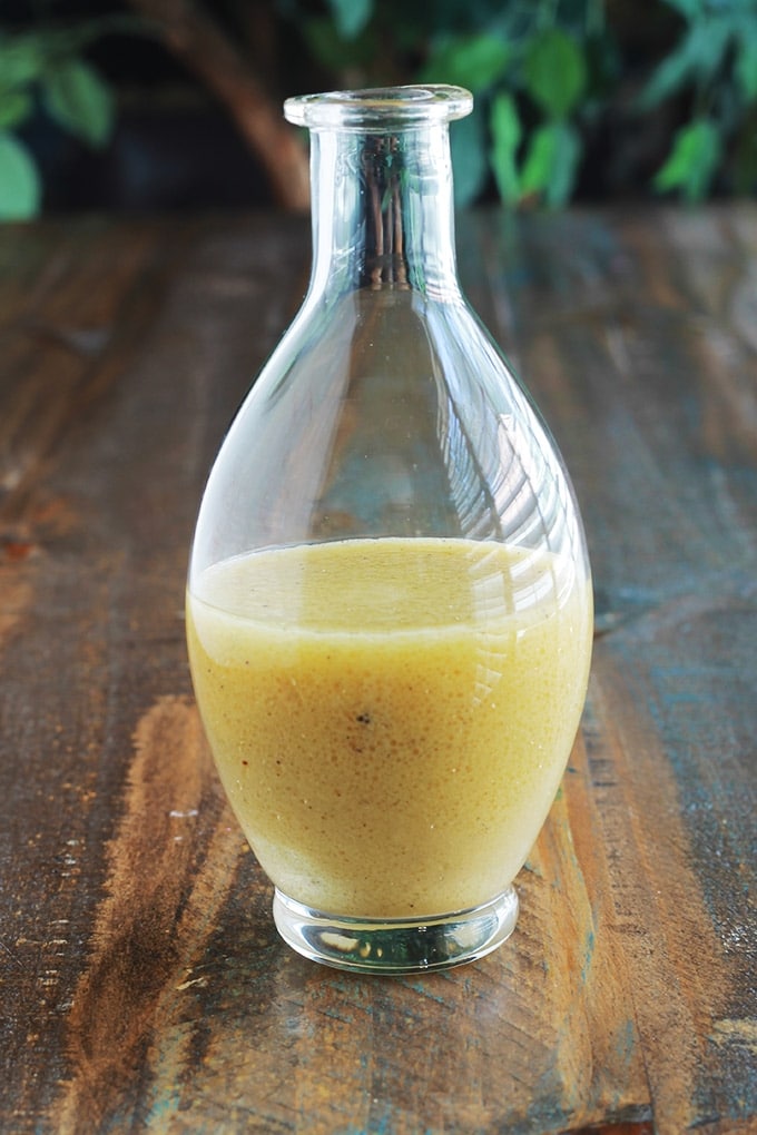 Sauce vinaigrette classique pour salades : la recette de base et ses variantes. Faites vos vinaigrette maison. Elles sont rapides, économiques et sans les ingrédients douteux qu’on ajoute souvent dans les sauces du commerce. Et vous pouvez les adapter en fonction de vos goûts ou les alléger si vous faites un régime.