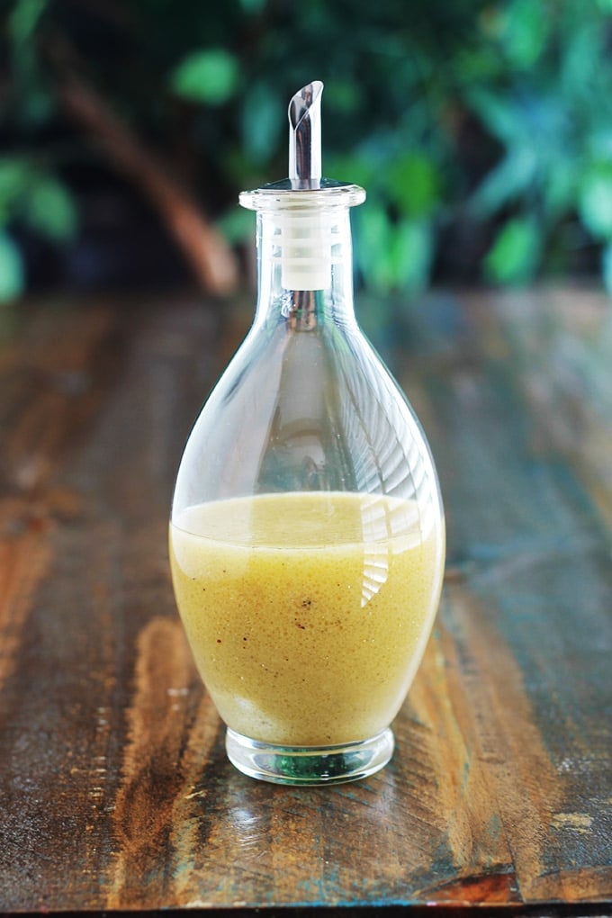 Sauce vinaigrette classique pour salades : la recette de base et ses variantes. Faites vos vinaigrette maison. Elles sont rapides, économiques et sans les ingrédients douteux qu’on ajoute souvent dans les sauces du commerce. Et vous pouvez les adapter en fonction de vos goûts ou les alléger si vous faites un régime.