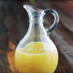 Une sauce vinaigrette toute simple et délicieuse pour vos salades de tous genres : la vinaigrette à la moutarde de Dijon, ou vinaigrette à la dijonnaise. Pourquoi l’acheter alors qu’elle est facile, rapide, économique et sans les nombreux additifs de la vinaigrette du commerce ? A peine 1 minute de préparation de seulement 5 ingrédients : huile d’olive, jus de citron, moutarde de Dijon, sel et poivre.