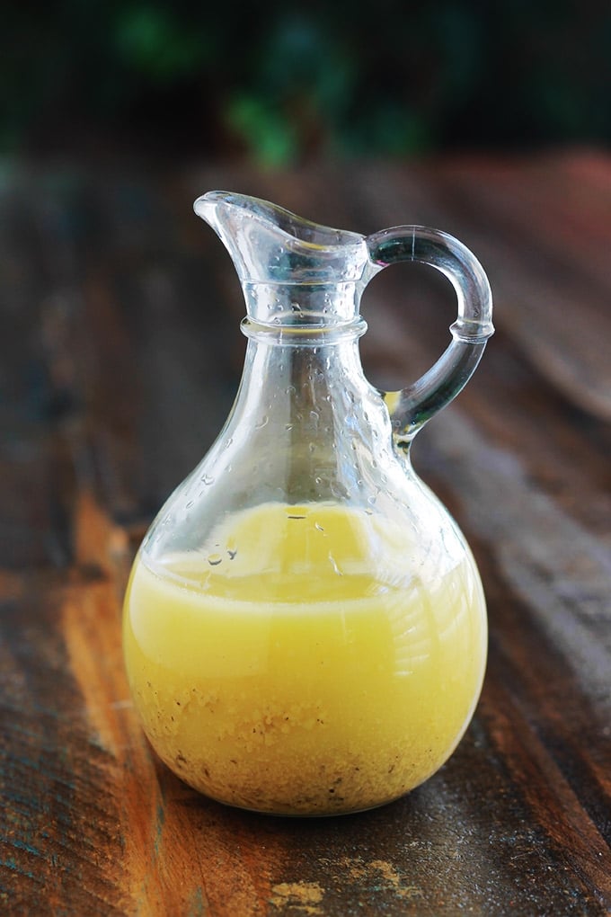 Une sauce vinaigrette toute simple et délicieuse pour vos salades de tous genres : la vinaigrette à la moutarde de Dijon, ou vinaigrette à la dijonnaise. Pourquoi l’acheter alors qu’elle est facile, rapide, économique et sans les nombreux additifs de la vinaigrette du commerce ? A peine 1 minute de préparation de seulement 5 ingrédients : huile d’olive, jus de citron, moutarde de Dijon, sel et poivre.