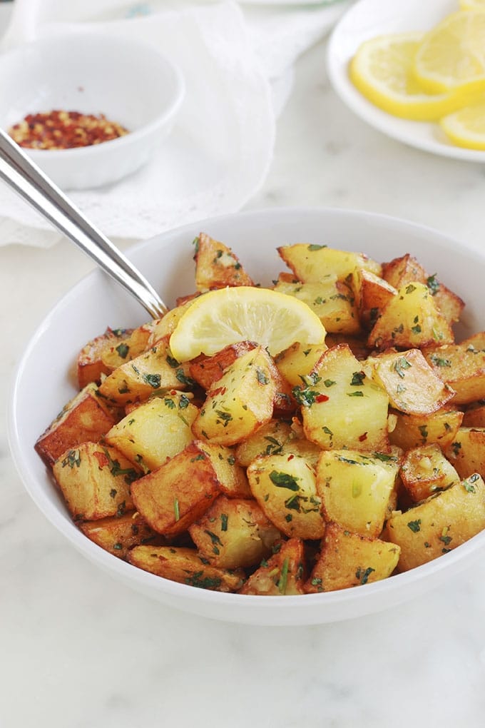 Délicieuses pommes de terre épicées à la libanaise (batata harra), une recette simple et rapide à faire. Ce sont des pommes de terre frites ou rôties au four, puis mélangées à une sauce citronnée à l’ail, piment et coriandre. Elles sont aussi bonnes chaudes que froides.