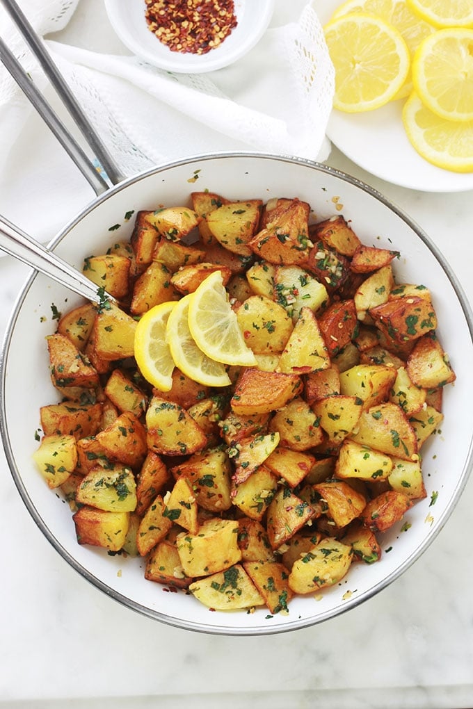 Délicieuses pommes de terre épicées à la libanaise (batata harra), une recette simple et rapide à faire. Ce sont des pommes de terre frites ou rôties au four, puis mélangées à une sauce citronnée à l’ail, piment et coriandre. Elles sont aussi bonnes chaudes que froides.