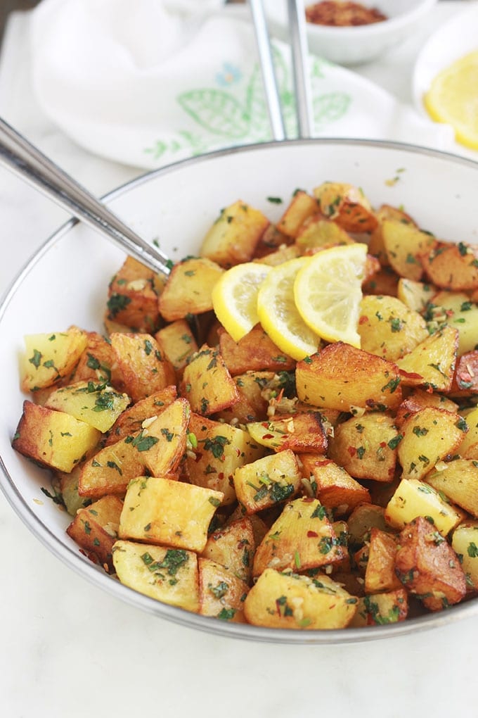 Délicieuses pommes de terre épicées à la libanaise (batata harra), une recette simple et rapide à faire. Ce sont des pommes de terre frites ou rôties au four, puis mélangées à une sauce citronnée à l’ail, piment et coriandre. Elles sont aussi bonnes chaudes que froides.