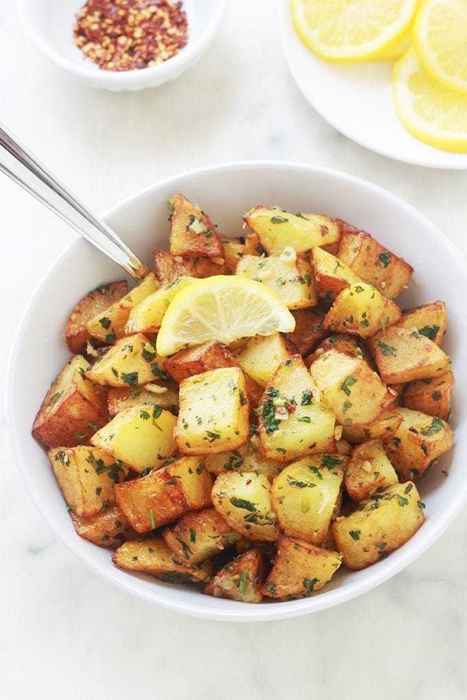 Délicieuses pommes de terre épicées à la libanaise (batata harra), une recette simple et rapide à faire. Ce sont des pommes de terre frites ou rôties au four, puis mélangées à une sauce citronnée à l’ail, piment et coriandre. Elles sont aussi bonnes chaudes que froides.