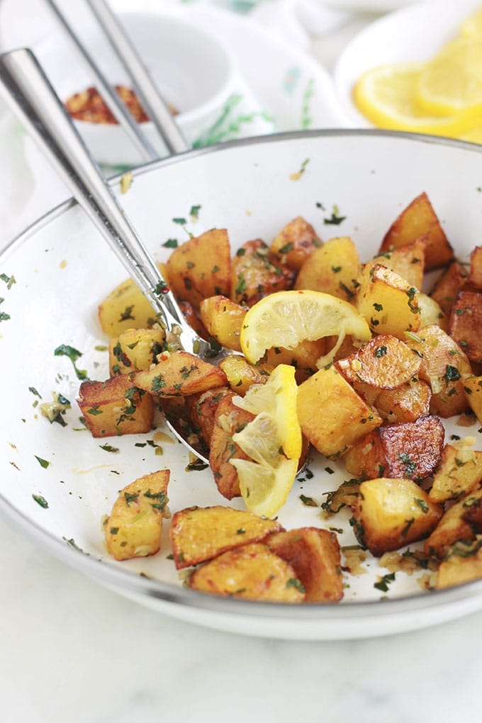 Délicieuses pommes de terre épicées à la libanaise (batata harra), une recette simple et rapide à faire. Ce sont des pommes de terre frites ou rôties au four, puis mélangées à une sauce citronnée à l’ail, piment et coriandre. Elles sont aussi bonnes chaudes que froides.