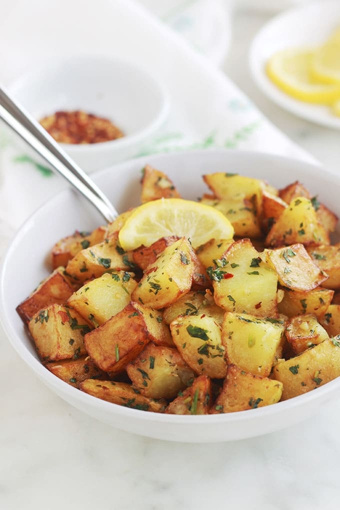 Délicieuses pommes de terre épicées à la libanaise (batata harra), une recette simple et rapide à faire. Ce sont des pommes de terre frites ou rôties au four, puis mélangées à une sauce citronnée à l’ail, piment et coriandre. Elles sont aussi bonnes chaudes que froides.