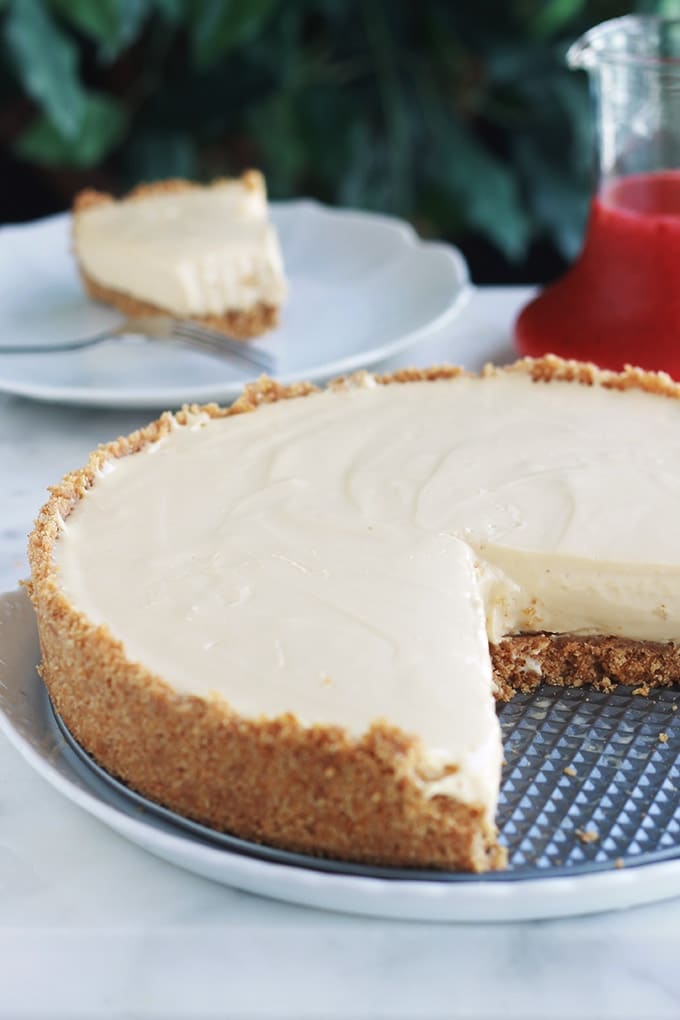 Ce cheesecake au fromage frais Philadelphia et au lait concentré est agréablement parfumé au citron et à la vanille. Sans oeufs et sans cuisson. Il est idéal quand il fait chaud et qu’on a pas envie d’allumer le four. Facile et rapide à faire (en dehors du temps de prise au frigo).