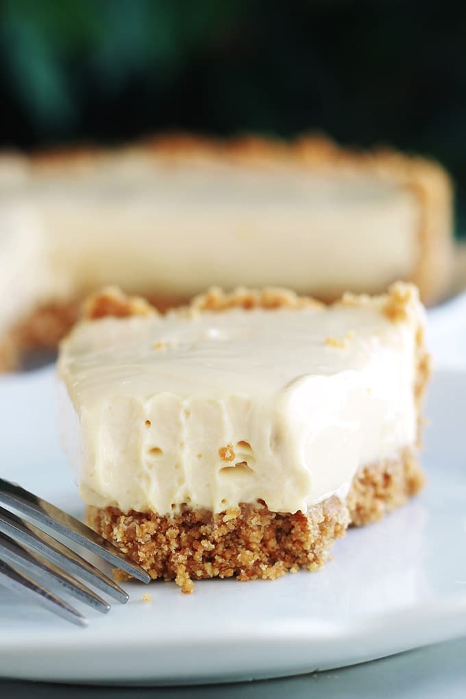 Ce cheesecake au fromage frais Philadelphia et au lait concentré est agréablement parfumé au citron et à la vanille. Sans oeufs et sans cuisson. Il est idéal quand il fait chaud et qu’on a pas envie d’allumer le four. Facile et rapide à faire (en dehors du temps de prise au frigo).