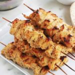 La recette du fameux chich taouk libanais, ou kebab de poulet. Délicieuses brochettes de poulet mariné au citron, épices et yaourt. Une recette facile et rapide (en dehors du temps de marinade). Peut être servi dans un mezzé, dans une assiette avec du riz et des légumes grillés, ou en sandwich avec des crudités et une ou plusieurs sauces.