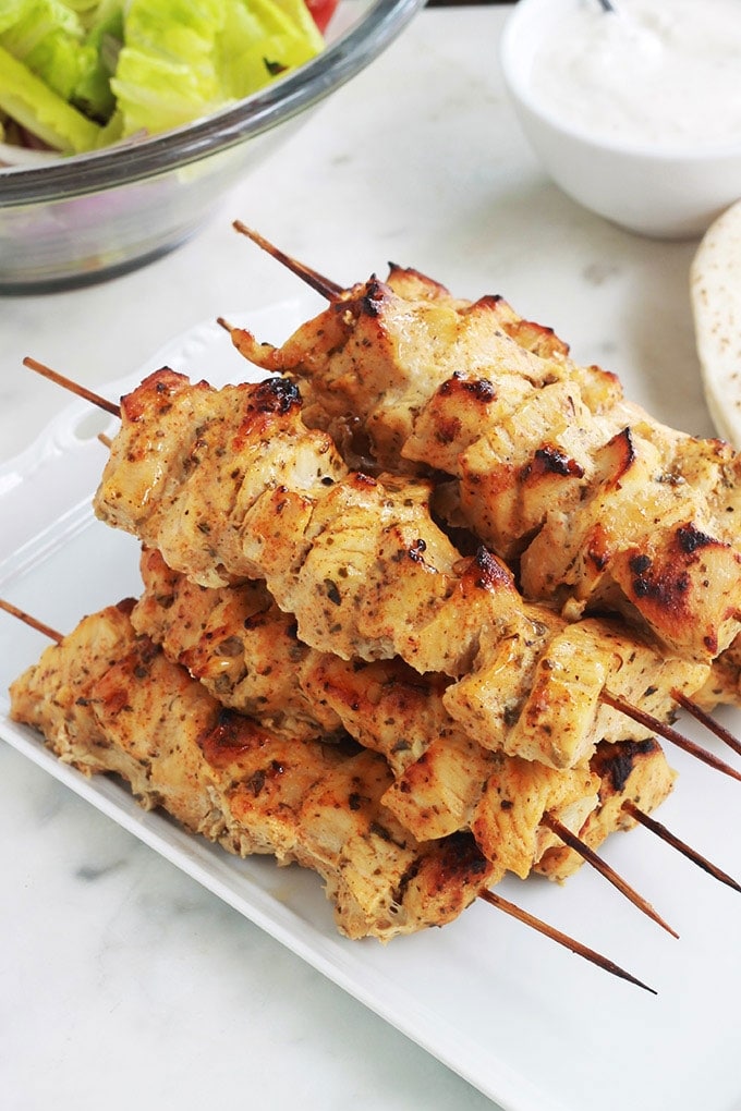 La recette du fameux chich taouk libanais, ou kebab de poulet. Délicieuses brochettes de poulet mariné au citron, épices et yaourt. Une recette facile et rapide (en dehors du temps de marinade). Peut être servi dans un mezzé, dans une assiette avec du riz et des légumes grillés, ou en sandwich avec des crudités et une ou plusieurs sauces.