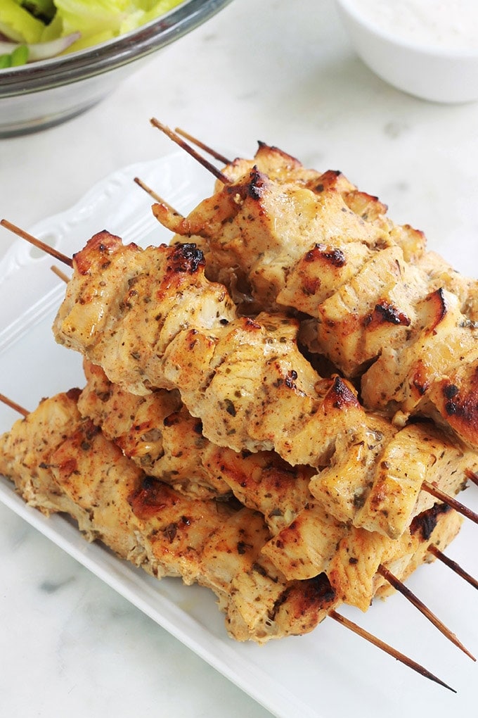 La recette du fameux chich taouk libanais, ou kebab de poulet. Délicieuses brochettes de poulet mariné au citron, épices et yaourt. Une recette facile et rapide (en dehors du temps de marinade). Peut être servi dans un mezzé, dans une assiette avec du riz et des légumes grillés, ou en sandwich avec des crudités et une ou plusieurs sauces.