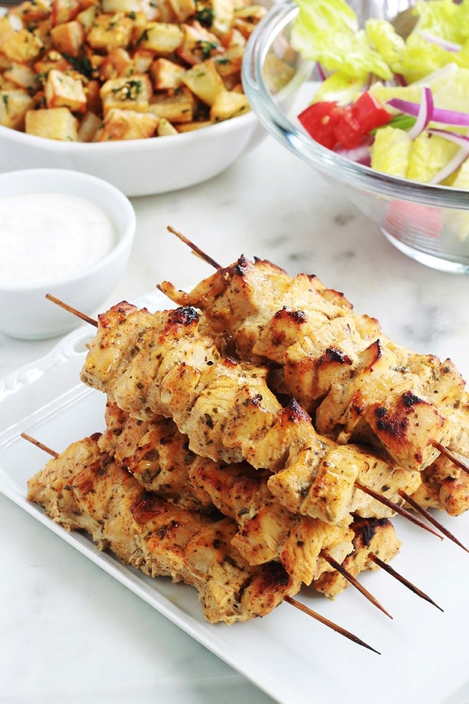 La recette du fameux chich taouk libanais, ou kebab de poulet. Délicieuses brochettes de poulet mariné au citron, épices et yaourt. Une recette facile et rapide (en dehors du temps de marinade). Peut être servi dans un mezzé, dans une assiette avec du riz et des légumes grillés, ou en sandwich avec des crudités et une ou plusieurs sauces.