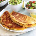 Apprenez comment faire les quesadillas mexicaines. C’est facile, rapide et vous pouvez les garnir de mille et une façons, avec ou sans viande. Ce sont des tortillas mexicaines, garnies de fromage, et éventuellement des légumes et/ou protéine : viande, poulet, poisson ou fruits de mer. Accompagnées d’une sauce, elles font un goûter ou plat rapide et complet.