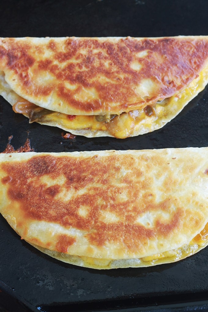 Apprenez comment faire les quesadillas mexicaines. C’est facile, rapide et vous pouvez les garnir de mille et une façons, avec ou sans viande. Ce sont des tortillas mexicaines, garnies de fromage, et éventuellement des légumes et/ou protéine : viande, poulet, poisson ou fruits de mer. Accompagnées d’une sauce, elles font un goûter ou plat rapide et complet.