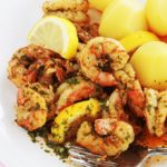 Une recette de plat facile et rapide : des crevettes en sauce chermoula marocaine. A base de coriandre (ou persil), ail, jus de citron, huile d’olive et épices. Délicieux aussi bien chaud que froid. En entrée avec du pain, en plat (accompagné de pâtes, de pommes de terre,  du riz...), dans un sandwich... C'est comme vous voulez !